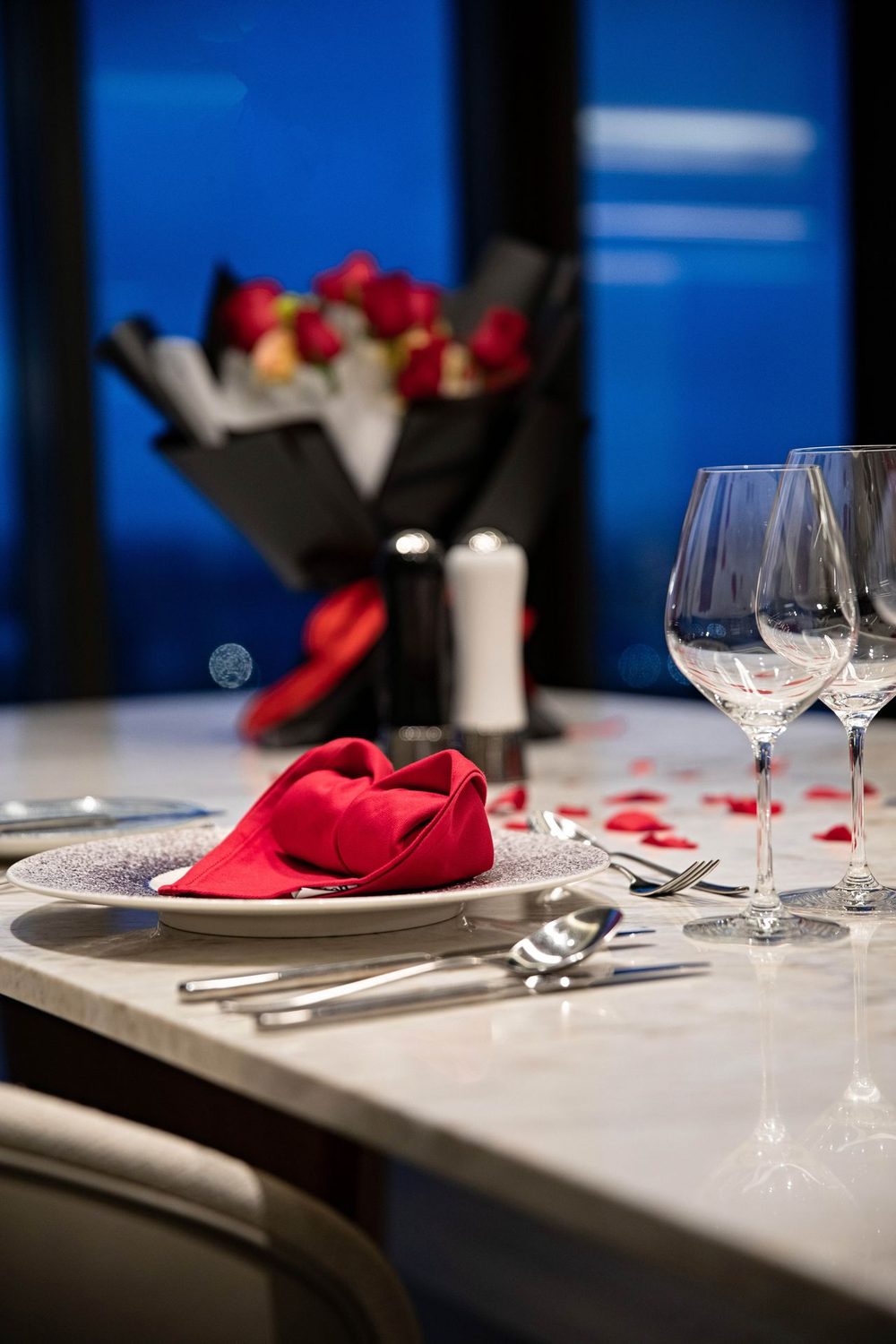 Romantic candlelit table setting with roses